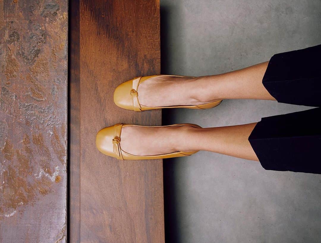 アレキサンドレバーマンのインスタグラム：「Get two looks in one with the Clarita Collapsible Flat, made to be worn as a classic ballerina or a slide-on flat. Explore every color.  #BirmanFall23」