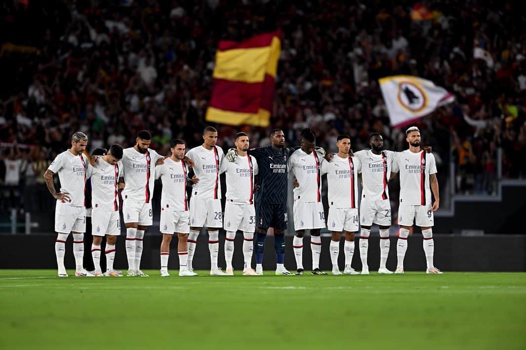 ダヴィデ・カラブリアのインスタグラム：「Una gara vinta con il cuore!  Ottima partenza, avanti così, insieme @acmilan ❤️🖤 #RomaMilan #SempreMilan」