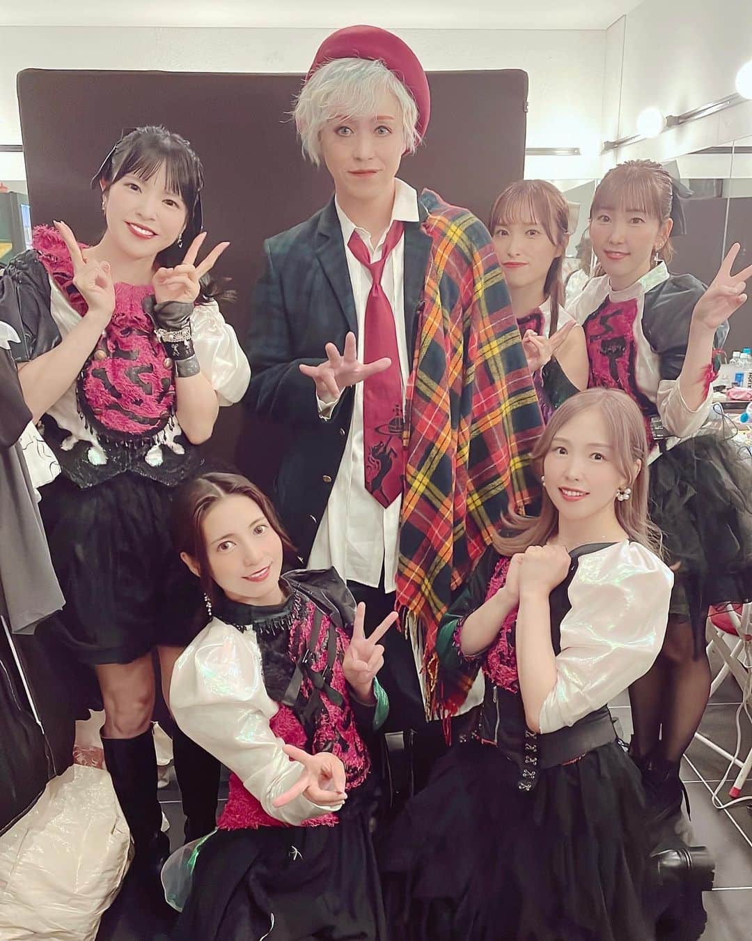のインスタグラム：「M-SMILE 15th Anniversary！  ゲスト出演させて頂き、ありがとうでした❣️  楽しかったですね☺️  やっぱりイベントはいいですね、夏の最後に素敵な思い出が出来ました🍉  P.S  Instagramに複数枚、お写真を載せる時に、勝手に写真がサイズ調整されて写真全体が載せれなくなるのは…なぁぜ、なぁぜ？？  夕焼けこやけーズとのお写真や、全体集合写真も載せたかったのに😢」