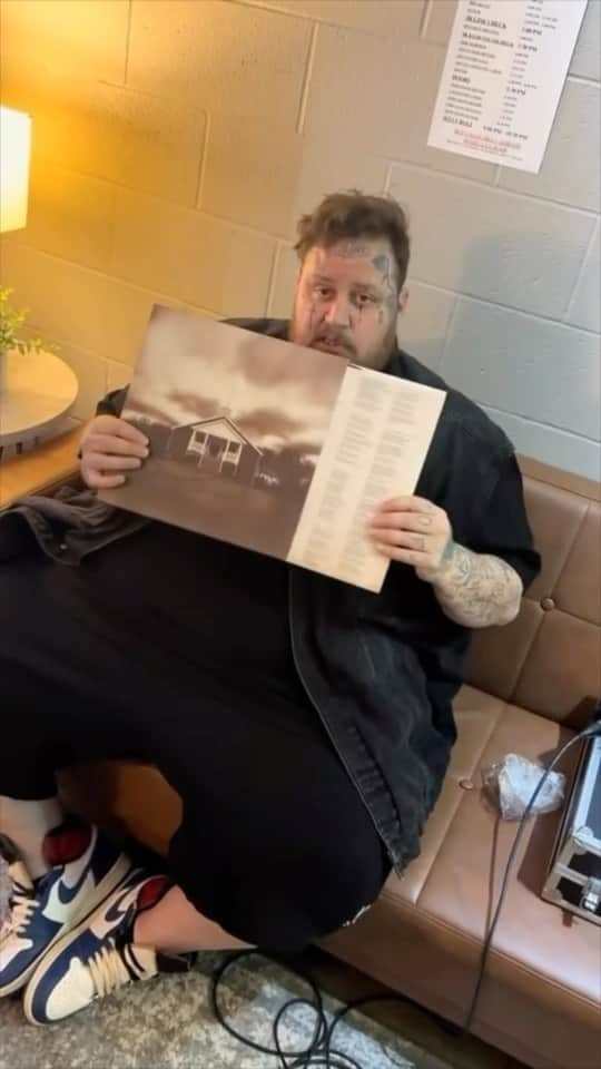 Wal-Mart Stores, Incのインスタグラム：「@jellyroll615 is in the building, people! 🤩 Bring his music home by clicking the link in bio! #JellyRoll #VinylCheck #WalmartFinds」