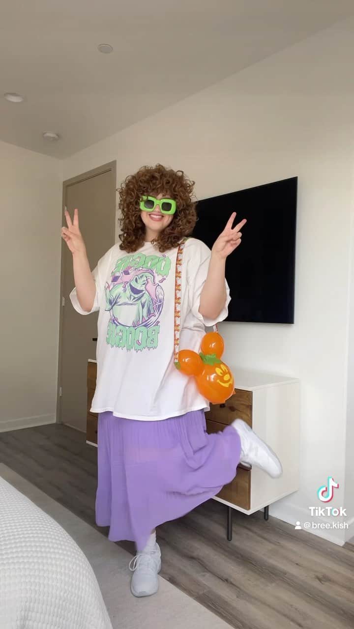 ブリー・キッシュのインスタグラム：「first day of halloween at disneyland ! ! ! 💚」