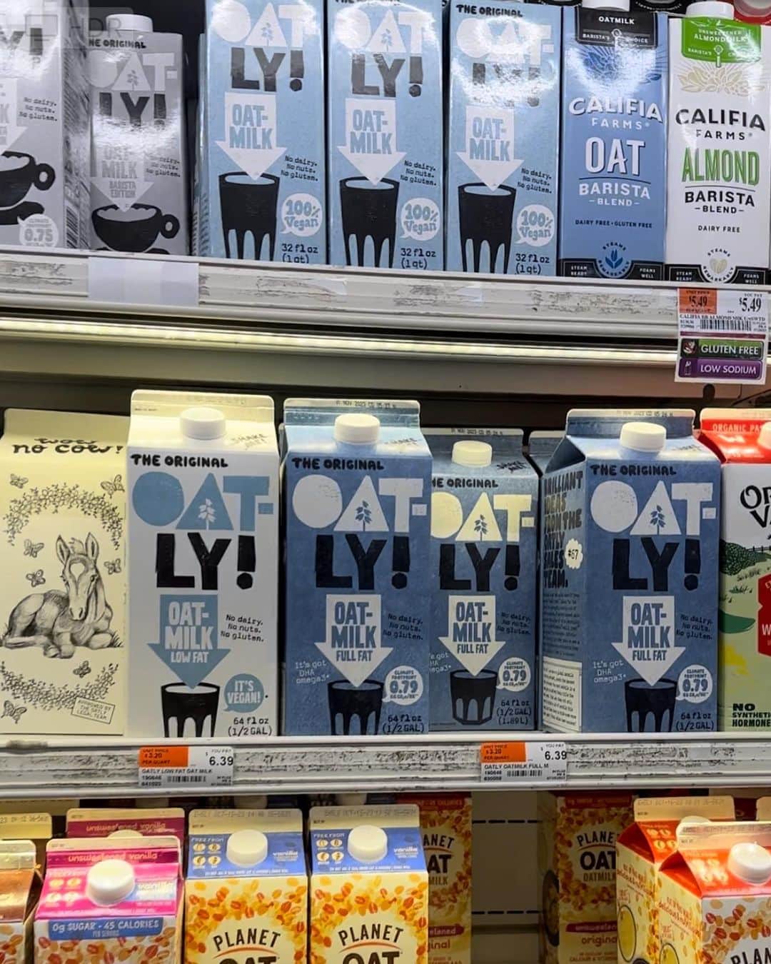 大橋未歩さんのインスタグラム写真 - (大橋未歩Instagram)「パッケージが可愛すぎる問題。  写真2枚目は 植物性ミルクの中で圧倒的に人気と言われる スウェーデンのブランド 『OATLY』（オートリー）　 オーツ麦のミルク。 豆乳は見かけない気がする　 あるのかな🧐  このオートリー、コーヒーとの相性も抜群で飲みやすくて美味しいのです😋  今日はこちらに来て初めて料理を作りましたが、普通に写真を撮り忘れたので笑 1つ0.99＄のベーグルの動画を（なんでだよ笑）  シーズニングベーグルが最高に美味しい😋  スーパーはもっと開拓したい😆  #ny  #ニューヨーク  #ニューヨーク生活」9月2日 7時37分 - o_solemiho815