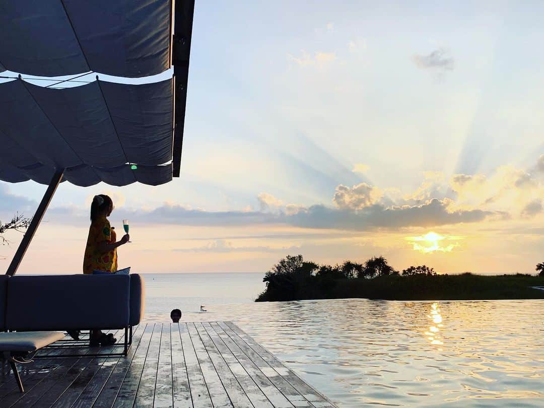 朝日放送「おはよう朝日土曜日です」のインスタグラム：「ハイサーイ🌺 沖縄最高峰のリゾートホテル「星のや沖縄」 皆さんも是非行ってみてね！  【星のや沖縄×おは土ＷＥＢ限定プランＵＲＬ】 https://hoshinoresorts.com/plans/JA/0000000018/0000000087?utm_source=ohayouasahi&utm_medium=web&utm_campaign=ohayou09  おは土ホームページへアクセス！」