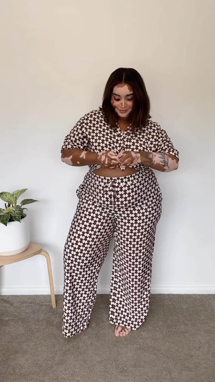 Target Australiaのインスタグラム：「Did you get the viral Lily Loves resort set? The stunning @onella_am with inspo on how to wear 🥰🌞  👀Coming back in stock soon」