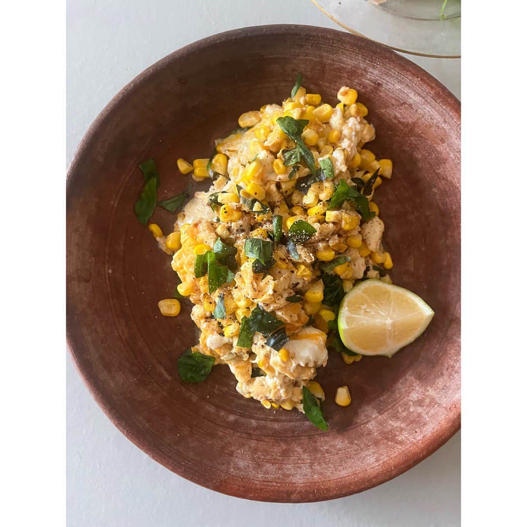 journaleatripのインスタグラム：「corn  夏を食で巻き戻そうと 夜はラムと🌽オクラクミン炒め 朝は🌽と卵炒めバジルに少しチリ、 檸檬をギュット絞ると暑い朝によき」