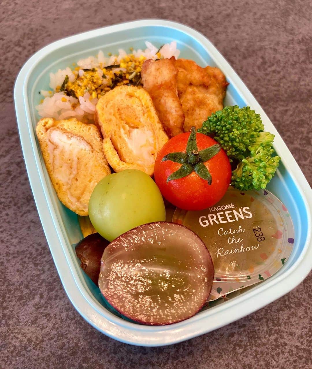 のインスタグラム：「夏休み明け🌻 #サタデースクール弁当 再開。  あれ？おかず何入れてたっけ？  巨峰、シャインマスカット、ゼリー…  デザート尽くし弁当になりました🫣 まぁ、絶対喜ぶから良し。」
