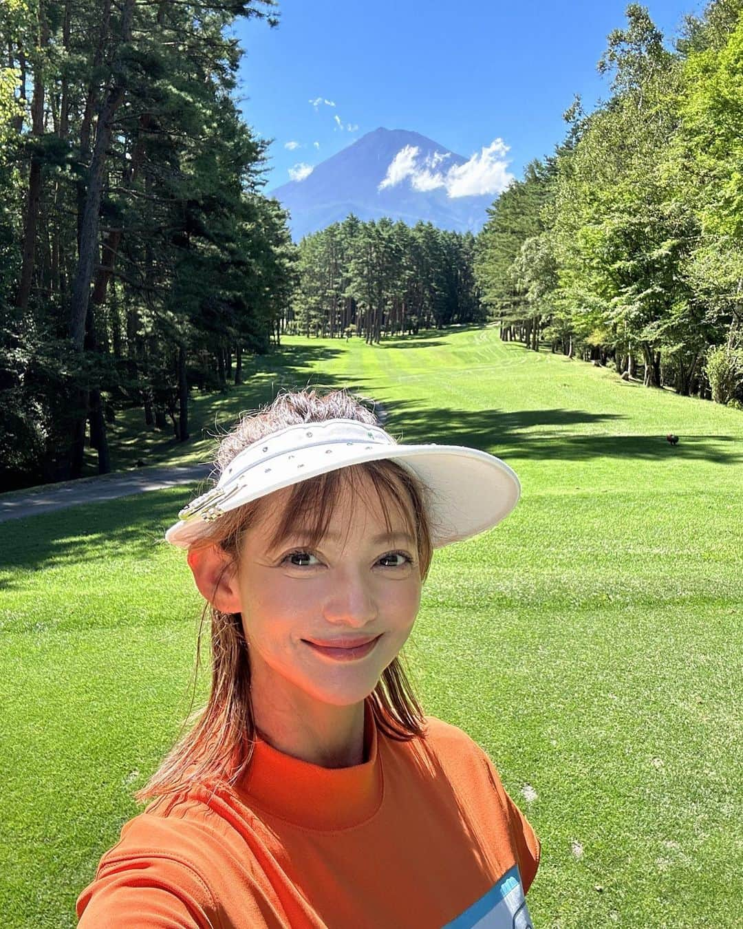 箕輪玖美のインスタグラム：「富士山〜🗻✨ ・ ・ まだまだ日中は暑すぎるので、河口湖へ避暑ゴルフ😃⛳️ ・ ・ お天気最高ー✨ 富士山も綺麗ー✨ でも日差しはジリジリで良い汗かいた😅💦 ・ ・ 暫く30度越えは続くみたいだけど、今夏の冷やし中華は食べ納めかな😌  #河口湖カントリークラブ #山梨県 #富士山 #河口湖 #避暑地 #ゴルフ女子 #ゴルフコーデ #rosasen #ロサーセン #ワンピースコーデ #アラフィフ女子 #箕輪玖美」