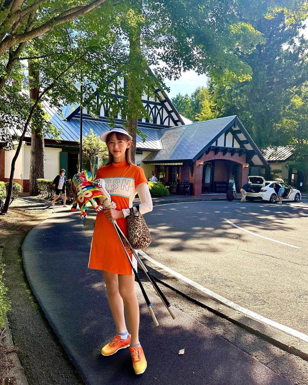 箕輪玖美さんのインスタグラム写真 - (箕輪玖美Instagram)「富士山〜🗻✨ ・ ・ まだまだ日中は暑すぎるので、河口湖へ避暑ゴルフ😃⛳️ ・ ・ お天気最高ー✨ 富士山も綺麗ー✨ でも日差しはジリジリで良い汗かいた😅💦 ・ ・ 暫く30度越えは続くみたいだけど、今夏の冷やし中華は食べ納めかな😌  #河口湖カントリークラブ #山梨県 #富士山 #河口湖 #避暑地 #ゴルフ女子 #ゴルフコーデ #rosasen #ロサーセン #ワンピースコーデ #アラフィフ女子 #箕輪玖美」9月2日 7時45分 - kumi.111