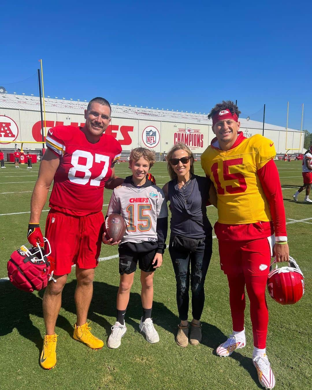 シェリル・クロウのインスタグラム：「#GreatestDayEver in Levi James Crow‘s life! (Ok, definitely up there for me, too!). Thank you Travis Kelce @killatrav and @patrickmahomes for taking time with us yesterday. It was such a thrill for us!  I am a huge Harrison Butker fan.  @buttkicker7  And it was awesome to hang out with my old college buddy Andy Hill!  …how cool to meet MIZZOU’s own Nick Bolton! So proud!  Thanks Andy Reid and Brett Veach for an incredible kick off to our @chiefs fandom season!! 🏈❤️💛 #chiefs」