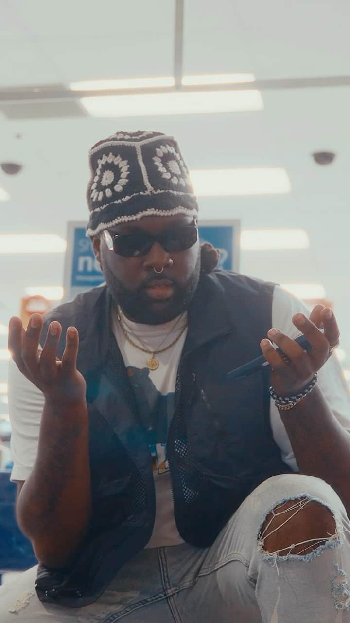 デイミアン・リラードのインスタグラム：「Had to make sure we had this 🎞️ out for Labor Day weekend. Hit the link in my bio to watch the video for #DonDOLLA featuring @rexxliferaj.   🎥📹🎞️ by @rileybrownpdx and @brookfieldduece   #DameDOLLA #RexxLifeRaj」