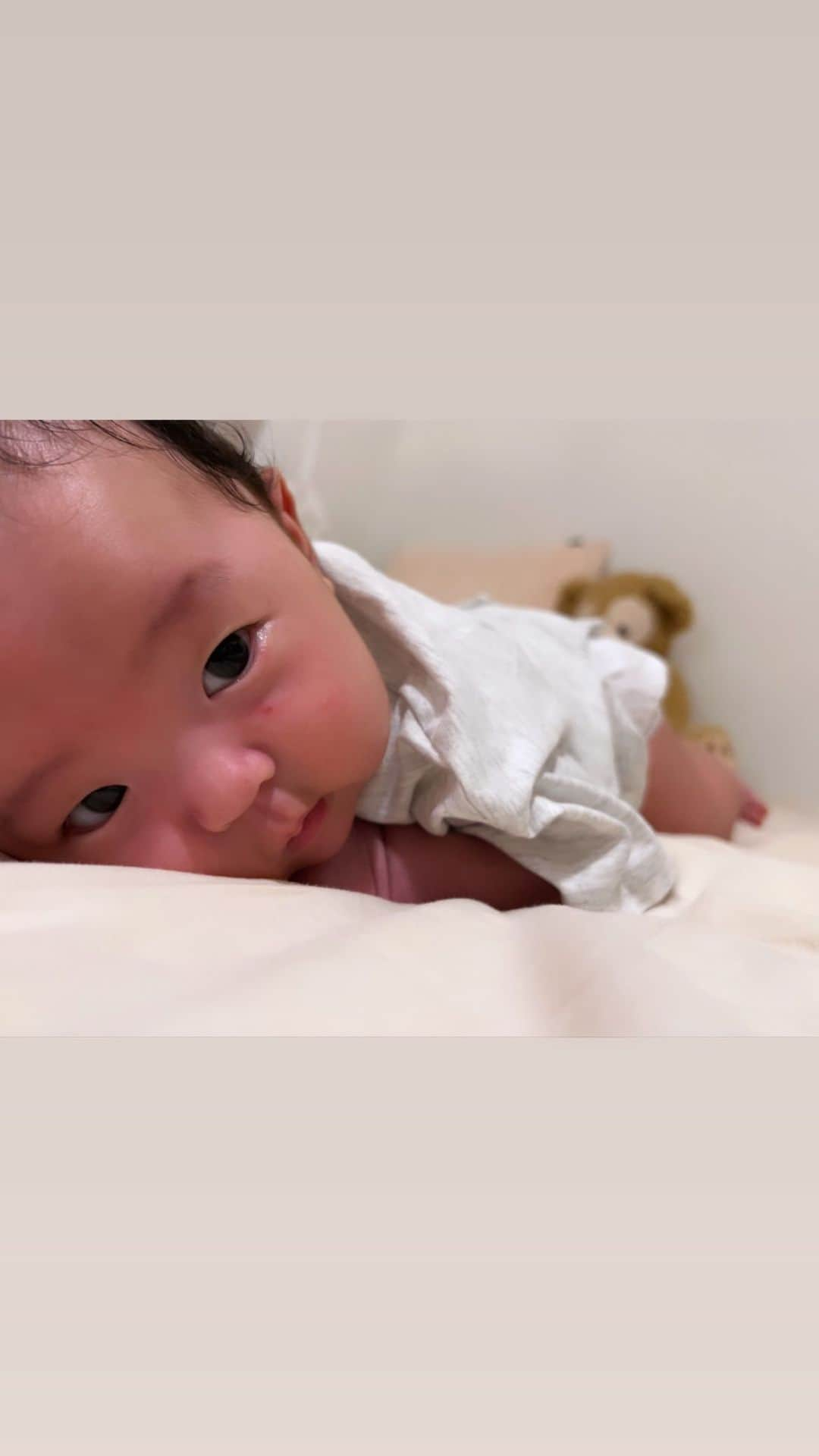 中村エリカのインスタグラム：「うつ伏せ遊びさせられた👶🩵 少しずつの成長がとても嬉しい母🥰✨ . . . #うつ伏せ #うつ伏せ練習 #うつ伏せ遊び #生後2ヶ月 #生後3ヶ月 #赤ちゃんのいる生活 #乳幼児 #baby #育児レポ #子育て #日々成長」