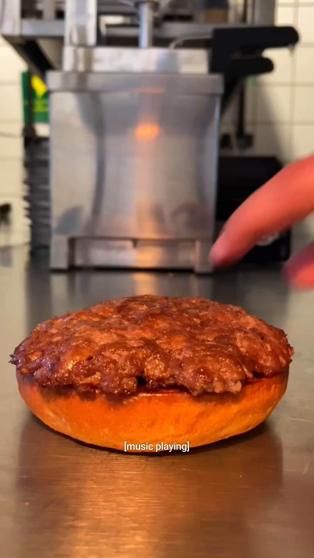 YouTubeのインスタグラム：「*immediately orders a burger* @brito.oficial」