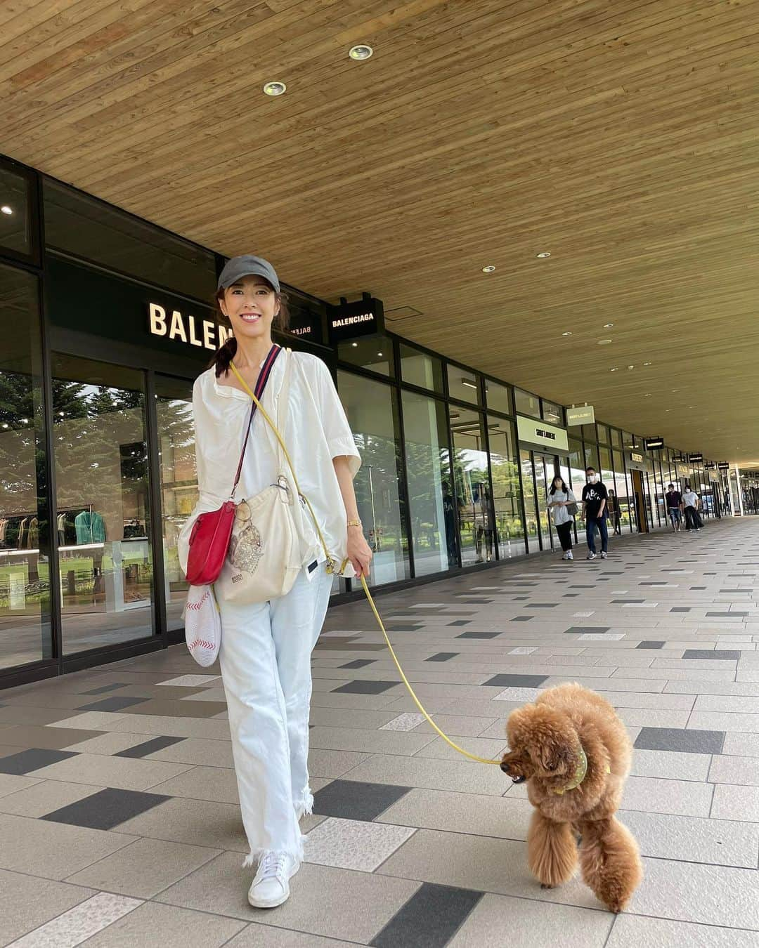 榊ゆりこのインスタグラム：「軽井沢はわんこに優しい❤️❤️❤️  #旅行##軽井沢#犬と旅行#軽井沢アウトレット」