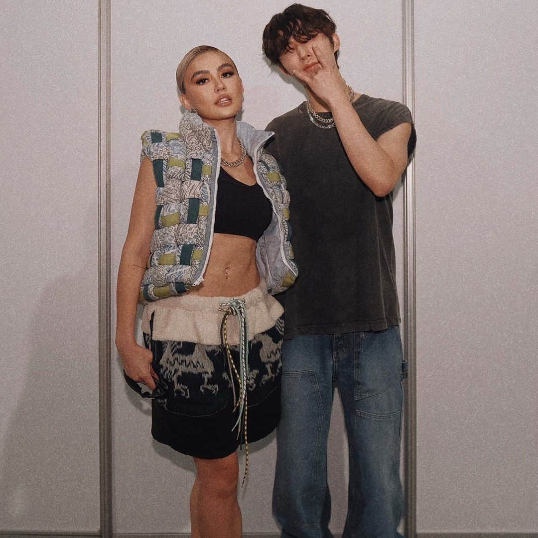 アグネス・モニカのインスタグラム：「@shxxbi131   Backstage tingz #AGNEZMO」