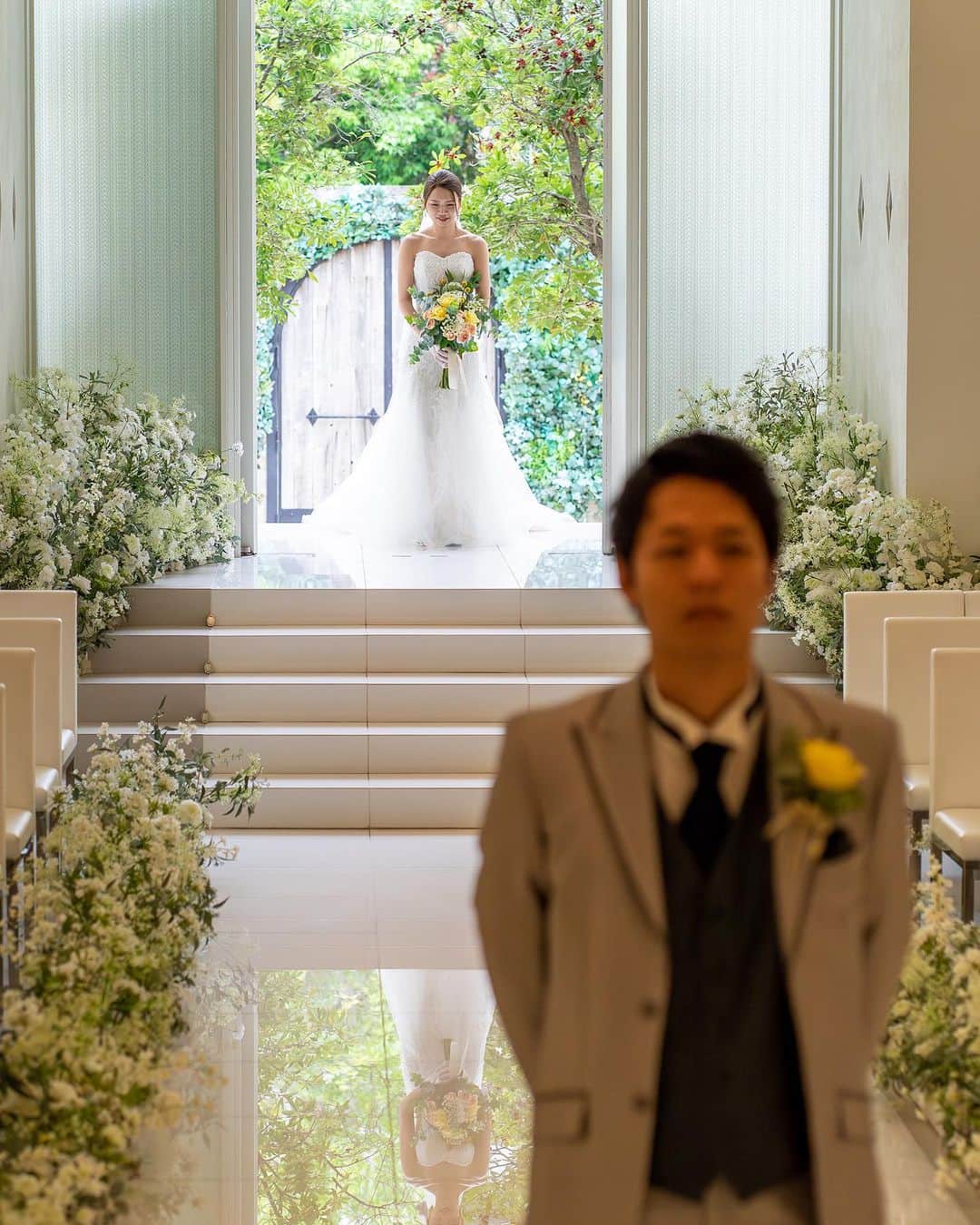 のインスタグラム：「. .  チャペルで新婦様を待つ新郎様  . . ＿＿＿＿＿＿＿＿＿＿＿＿＿＿＿＿＿＿＿＿  ルシアスガーデン【LUSCIOUS GARDEN】  🌿 空と緑に包まれる開放的なリゾート空間 🌿 1200坪の広大な邸宅を1組で贅沢に貸切ウェディング 🌿 プール付き全天候型テラスでの料理パフォーマンス 🌿 大事な家族 ペットも一緒にウェディング  ▷ブライダルフェア開催中 詳細は @luscious_garden  プロフィールURLよりご予約可能です🍃  ▷ #ルシアスガーデン で検索🔍 @luscious_garden のフォロー #ルシアスガーデン  #lusciousgarden  の投稿をお待ちしております🤍✨ ＿＿＿＿＿＿＿＿＿＿＿＿＿＿＿＿＿＿＿＿  #ウエディング#wedding#ゲストハウス#ブライダル#結婚式準備#尼崎結婚式場#結婚式レポ#プレ花嫁#大阪プレ花嫁#日本中のプレ花嫁さんと繋がりたい#プレ花嫁さんと繋がりたい#式場見学#式場選び#式場探し#ブライダルフェア#大阪結婚式#兵庫結婚式#尼崎結婚式場#花嫁#花嫁diy#卒花#卒花嫁レポ#ウェディングフォト#前撮り#前撮りポーズ#前撮り和装#後撮り#和装前撮り#ルシアスガーデン#lusciousgarden」