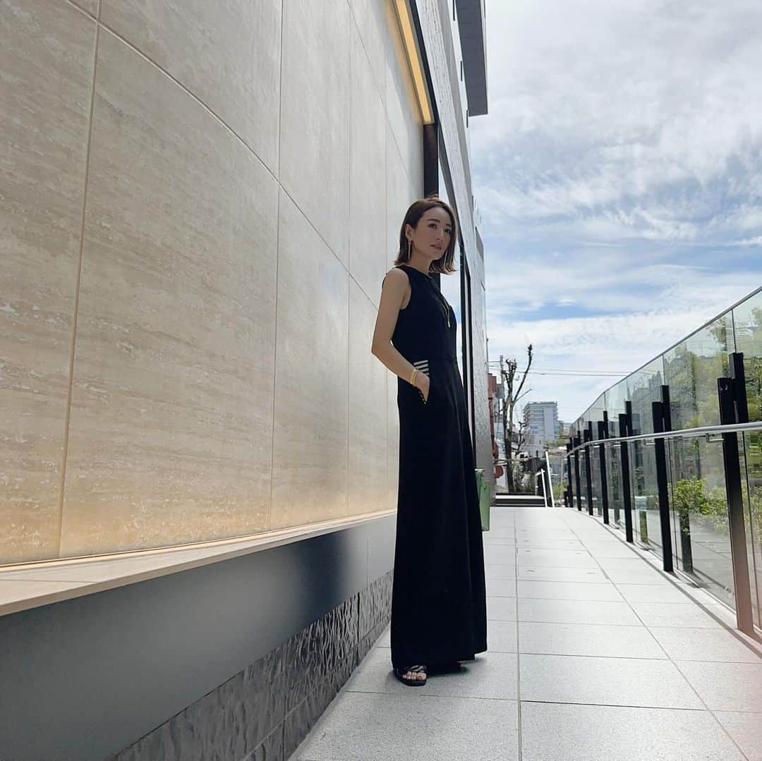 星玲奈のインスタグラム：「夏休み最後の日の、子どもたち2人との表参道おでかけ。 といっても、塾前にランチを買いに出て 待ち時間に少しだけキディランドに行っただけだけど😅 休みの日に揃って出かけられることもしばらくできなくなるかなと🥹  一緒に歩いていると、2人とも私の両脇に滑り込んで、ベッタベタの密着で歩いてくれるのが あとどれくらい続くかなー🥹  いつも外でコーデを撮ってくれる娘が、ママ！足長く撮れるね！！ と、ちょっと下から撮るスキルを身につけてくれた笑 ナイスだよ！指入ってたけど😂  断捨離したらまた現役復活した ５年くらい前の @bordersatbalcony.official のサロペットと @deuxiemeclasse のトップス。 クローゼットに余裕ができるのって 今更だけど、すごく心地良い！✨ まだまだ減らす！！」