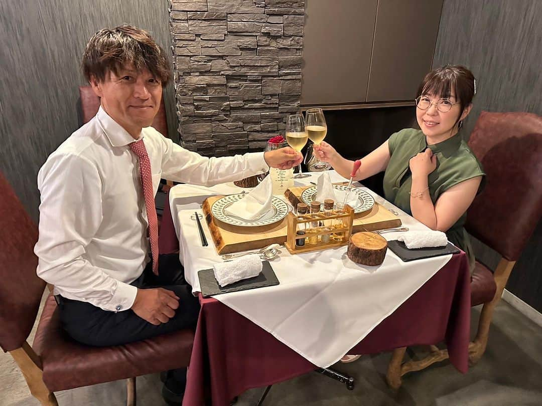 松井理子さんのインスタグラム写真 - (松井理子Instagram)「皆様お誕生日お祝いのメッセージやコメントホントに沢山ありがとうございます🍀🤭  45歳になりました  芸能活動をあえてあまりせず、表に出るのも控えめになってるのに気にかけて頂き感謝しかないです🍀  お誕生日当日(8/31)は産婦人科に診察で自分の体の難しさを改めて確認。また次の治療へと切り替えて(気持ちの面でも)前向きに1歩。  夜は旦那様から頂いたプレゼントを付けてお祝いディナーして来ました🤭🌸  目と嗅覚と舌でお料理を満喫させてもらいました🥰💕  楽しくて幸せな一時を過ごせました✨  旦那様に感謝です💕  のんびりするを大切に、マイペースに妊活がんばります！  45歳目標ですが 🌸うまれて初めて！を沢山する(毎年変わらない🤗)  🌸後悔ないように妊活夫婦で頑張る  です  お仕事に関しては、お声がけ頂けた時にスケジュールに無理がなければ(過酷さも)出演させて頂いてます🌸なので、声がけ気にせずしてくださいませ🍀  こんな私ですが、今後ともどうぞよろしくお願い致します🍀  松緯理湖」9月2日 8時21分 - ume_ume_phot