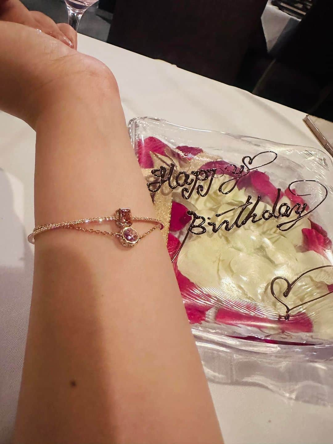 松井理子さんのインスタグラム写真 - (松井理子Instagram)「皆様お誕生日お祝いのメッセージやコメントホントに沢山ありがとうございます🍀🤭  45歳になりました  芸能活動をあえてあまりせず、表に出るのも控えめになってるのに気にかけて頂き感謝しかないです🍀  お誕生日当日(8/31)は産婦人科に診察で自分の体の難しさを改めて確認。また次の治療へと切り替えて(気持ちの面でも)前向きに1歩。  夜は旦那様から頂いたプレゼントを付けてお祝いディナーして来ました🤭🌸  目と嗅覚と舌でお料理を満喫させてもらいました🥰💕  楽しくて幸せな一時を過ごせました✨  旦那様に感謝です💕  のんびりするを大切に、マイペースに妊活がんばります！  45歳目標ですが 🌸うまれて初めて！を沢山する(毎年変わらない🤗)  🌸後悔ないように妊活夫婦で頑張る  です  お仕事に関しては、お声がけ頂けた時にスケジュールに無理がなければ(過酷さも)出演させて頂いてます🌸なので、声がけ気にせずしてくださいませ🍀  こんな私ですが、今後ともどうぞよろしくお願い致します🍀  松緯理湖」9月2日 8時21分 - ume_ume_phot