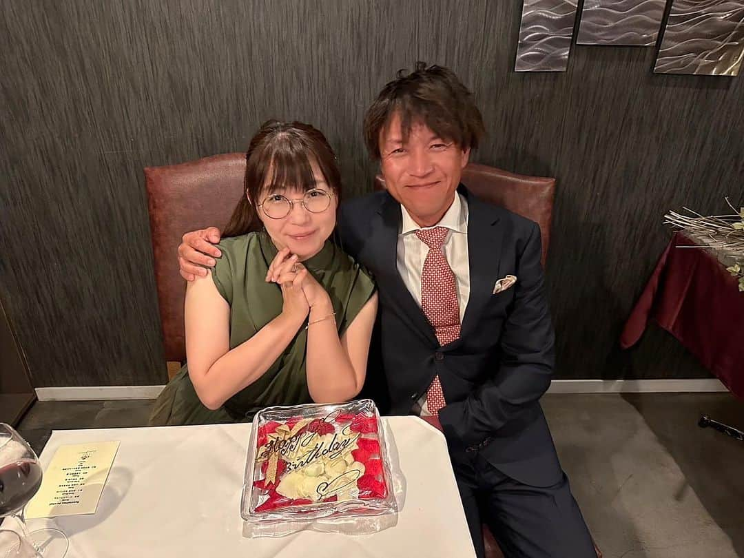 松井理子さんのインスタグラム写真 - (松井理子Instagram)「皆様お誕生日お祝いのメッセージやコメントホントに沢山ありがとうございます🍀🤭  45歳になりました  芸能活動をあえてあまりせず、表に出るのも控えめになってるのに気にかけて頂き感謝しかないです🍀  お誕生日当日(8/31)は産婦人科に診察で自分の体の難しさを改めて確認。また次の治療へと切り替えて(気持ちの面でも)前向きに1歩。  夜は旦那様から頂いたプレゼントを付けてお祝いディナーして来ました🤭🌸  目と嗅覚と舌でお料理を満喫させてもらいました🥰💕  楽しくて幸せな一時を過ごせました✨  旦那様に感謝です💕  のんびりするを大切に、マイペースに妊活がんばります！  45歳目標ですが 🌸うまれて初めて！を沢山する(毎年変わらない🤗)  🌸後悔ないように妊活夫婦で頑張る  です  お仕事に関しては、お声がけ頂けた時にスケジュールに無理がなければ(過酷さも)出演させて頂いてます🌸なので、声がけ気にせずしてくださいませ🍀  こんな私ですが、今後ともどうぞよろしくお願い致します🍀  松緯理湖」9月2日 8時21分 - ume_ume_phot