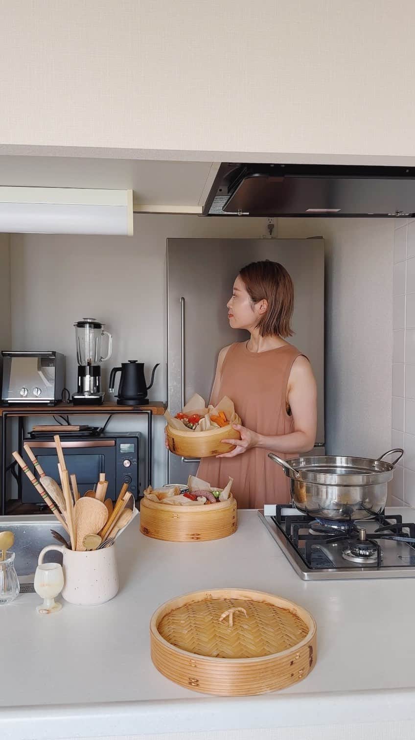 和田美由紀のインスタグラム：「おはようございます🥰 お久しぶりのお料理リール🫶🏻 今回は蒸籠蒸し🥕 冷凍してあったパンもふかふかー🍞 お野菜も甘みが増し増しです💕 YouTubeの方には準備中の様子UPしてますので ぜひお時間ある時にご覧下さい🙋🏼‍♀️ では週末もよろしくお願いします☺️✂️✂️  #髪はノースタイリングですみません😇 #vlog #おうちごはん #名古屋 #蒸篭 #せいろ蒸し」