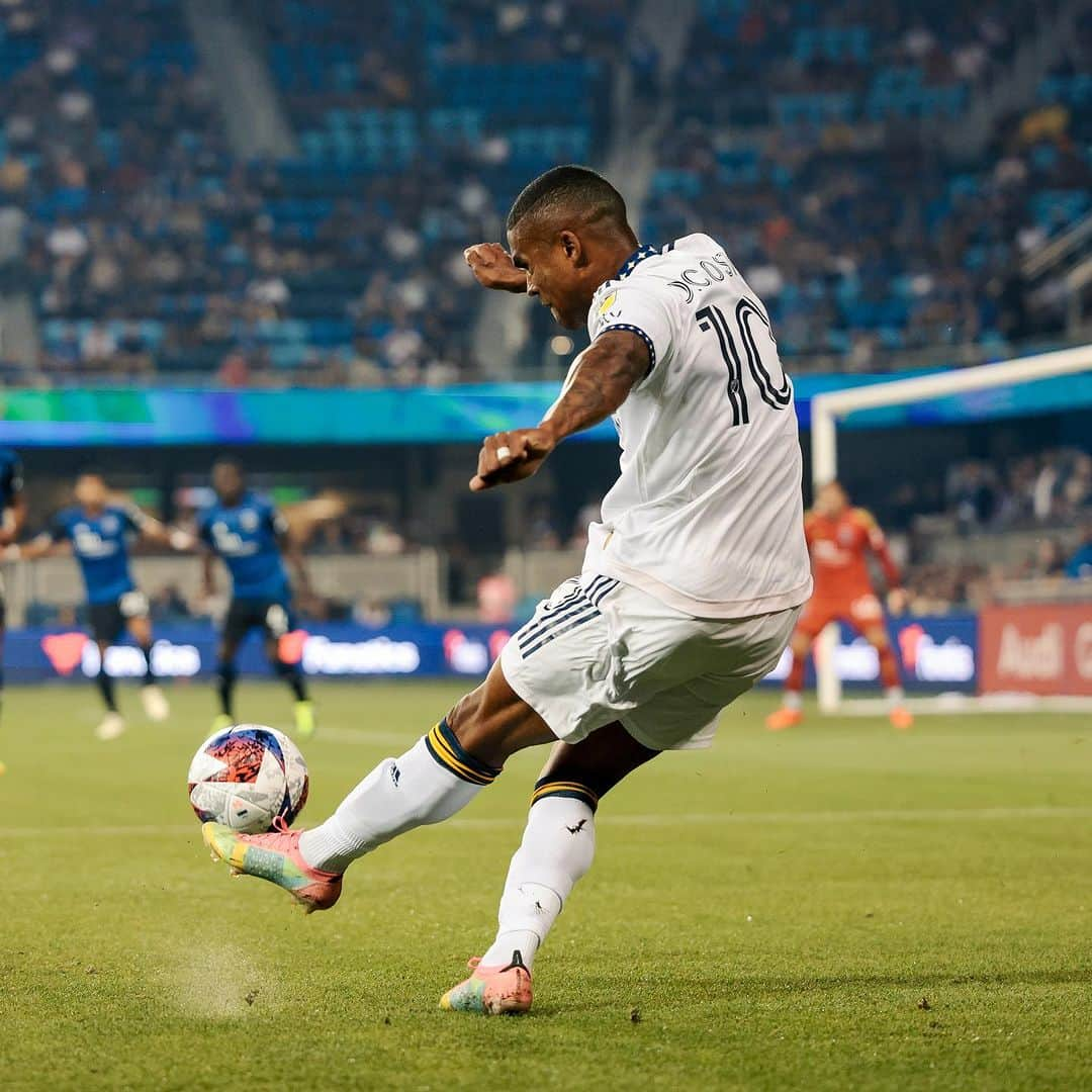 ダグラス・コスタのインスタグラム：「See you soon guys !   Let’s go 🫶🏾 @lagalaxy」