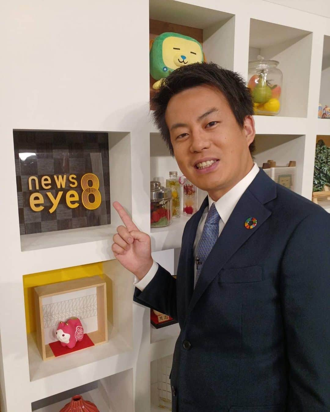 北爪健太さんのインスタグラム写真 - (北爪健太Instagram)「昨日はeye8最後の出演日でした。 営業部への人事異動に伴い、報道番組の出演自体も昨日が最後となります。  写真は共に出演してきた小此木アナと、早川ディレクターとの1枚。県政の記者クラブに一緒に所属してましたので、いろいろな面でお世話になった2人です。「ありがとう！これから頑張ってね👍」とお伝えしました！  報道番組はラストとなりましたが、営業部異動後も、一部スポーツ中継や各種ロケを担当する予定です。前職時代から一度は営業の仕事を経験したいと思っていました。営業部の諸先輩方に教わりながら、まずは早く仕事を覚えたいと思います！  番組の最後、挨拶の時間を頂きました。以下のようなことを話させてもらいました。今の率直な気持ちです。ちょいと長いですがここにも記させてもらって、投稿を終えたいと思います。  「今日付けの人事異動で営業部の配属となったため、報道番組の出演は今日が最後となります。報道部にはおよそ6年半おりました。多くの取材の機会をいただき、選挙取材、また多くの事件・事故・災害の現場にも足を運びました。取材に協力してくださった皆さんにまずは感謝したいです。「より良い群馬になれば」という思いで取材活動を続けてきました。群馬テレビのニュースは「今ご覧になっている皆さんのため」はもちろんですが「未来の県民のためにも映像を残している」のだと思います。報道部の同僚たちが引き続き頑張って取材していきますので、よろしくお願いいたします。私自身は、新しい部署でもどの仕事でも「より良い群馬のために」という思いは変わりません。引き続き頑張ってまいります。今までありがとうございました。」  #群馬テレビ #群テレ #報道部 #eye8 #最後 #ラスト #ありがとうございました #営業 #頑張ります」9月2日 8時15分 - kitazume_gtv