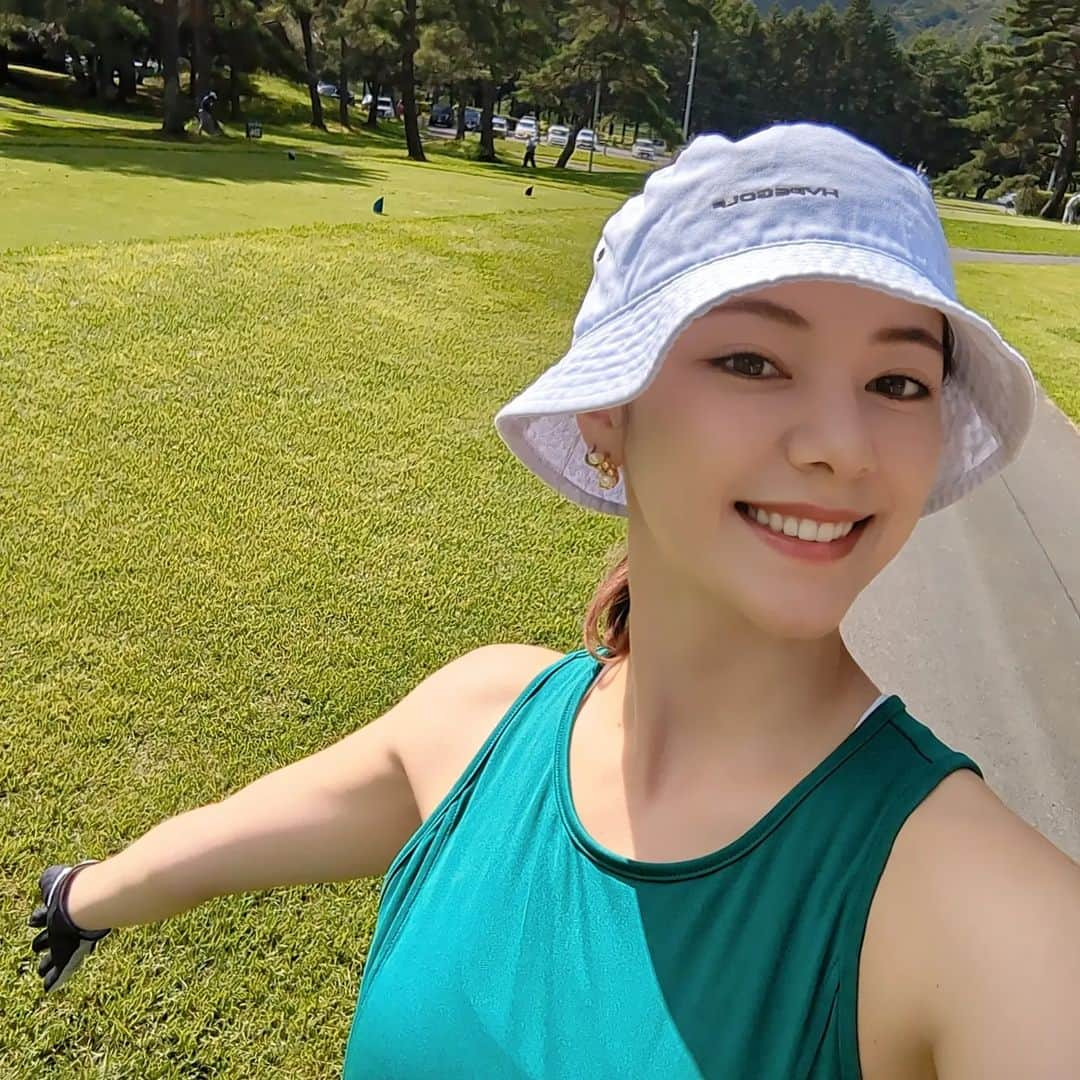 杉山セリナのインスタグラム：「先日の、家族との軽井沢旅行！ ゴルフを始めて半年で、憧れていた72でプレーしました🏌‍♀ (スコア以外で)コースも景色も天気も最高だったよ🍃 早く上達したい🤣  #golf #ゴルフ #軽井沢 #軽井沢72 #夏休み」