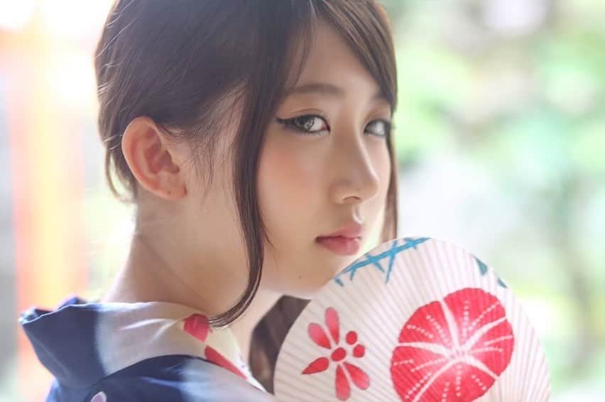 舘林佳史のインスタグラム：「浴衣姿は可愛くて色っぽくて女性の魅力を上げてくれてとても良いですね☺️✨  model:Risa   誰でも物語の主人公になれるをキャッチコピーに ドラマや映画の物語のワンシーンの様なDramaticStoryPhotと言う名前で活動作品作りをしています。  大好評のドラマティックフォトのご依頼はこのクオリティーで30000円〜(ほぼ諸経費)で受け賜わっています)^o^(   素敵な作品を一緒に作りたい！コラボレーションしたい 美容師・メイクアップアーティストさん ・服飾デザイナーさんクリエイターさんも随時募集中です✨  お姫様になりたい👸物語の主人公になってみませんか^ ^⁉︎  たった一枚の写真で人生が変わる‼️  ドラマティックフォト撮影に興味がある方撮影依頼 お待ちしてます☺️💓  モデル宣材撮影 コンポジ Book作り プロフィール撮影 ブライダルフォト記念撮影 衣装レンタル 成人式 着物ドレスロケーションフォト スチール サロンモデル撮影 写真集等撮影のご依頼何でもお気軽にお問い合わせDM下さい✨  ༚┈❁┈༚༝༝༚┈❁┈༚༝༝༚┈❁┈༚༝༝༚┈❁┈ ༚༝༝༚┈❁┈ . ．  #ドラマティックフォト #お盆 #昭和の風景 #夏休み #浴衣 #縁側 #アイドル #作品作り #モデル #モデル募集 #撮影依頼受付中」
