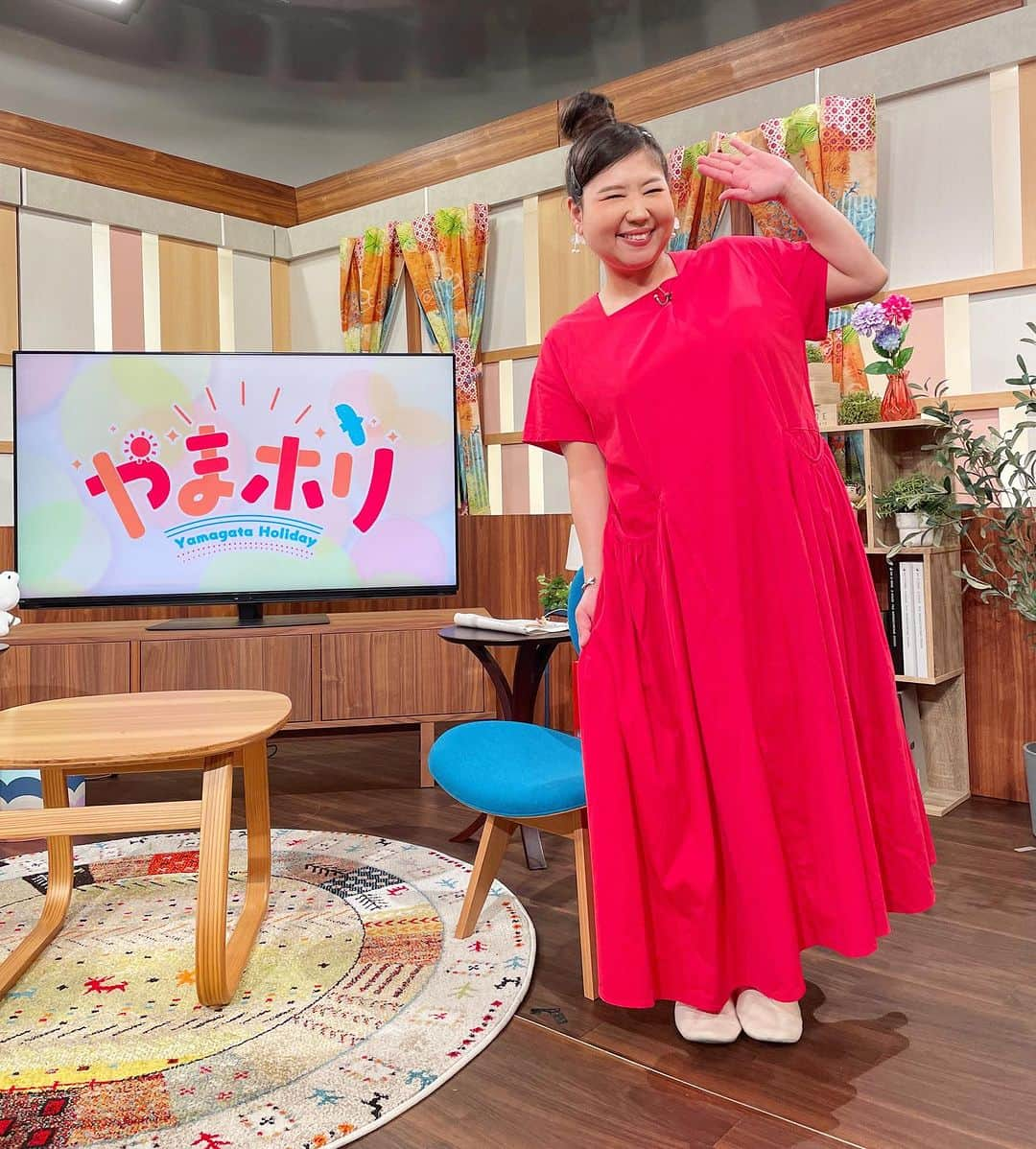 馬場園梓のインスタグラム：「おはようございます☀️  本日 朝9じからは  #NHK山形 #やまホリ ！！  今週もあたくしがお世話になります！  何卒 よろしくお願いいたします！  暮らしの役に立つ情報盛りだくさんでお届けしてますので ぜひご覧ください♪  あと  また今日も試食がありそうな雰囲気が出ていて ニヤニヤしています🤤  ちなみに こちらのステキなワンピースは  @mananasuerte さんとこのです！  ですので  ルン♪  #happy #exciting #NHK山形 #やまホリ #山形県 #情報番組 #ワンピース #mananasuerte #ルン♪」