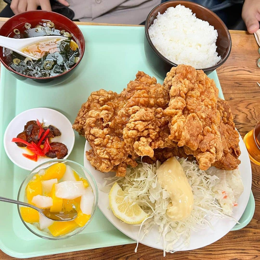 ゆうひなたさんのインスタグラム写真 - (ゆうひなたInstagram)「. . . 実家のような居心地のいい 定食屋さんに行ってきたよ🍚. . . 唐揚げがiPhone並みに大きくて びっくり😳！！！ 全部ボリューム満点で 美味しかった〜☺️🤍. . .」9月2日 8時20分 - yu_hinataxx