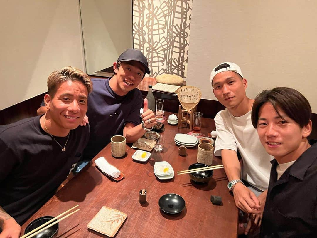 清武弘嗣のインスタグラム：「移籍メンバーと😊 みんなそれぞれ自分達の場所で！ 頑張れー✨ . #セレッソ移籍メンバー」