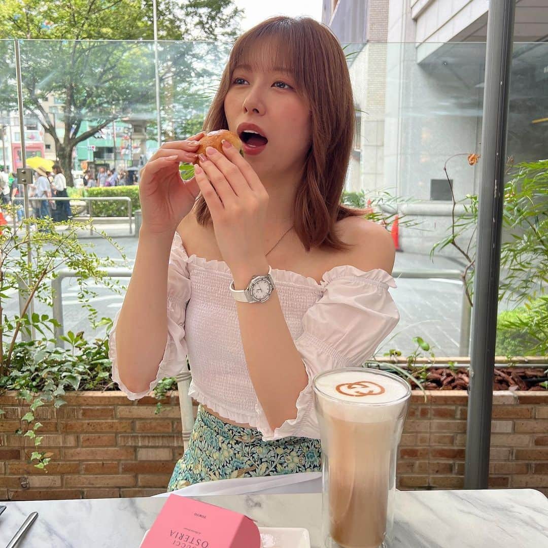 のインスタグラム：「おいしかったハンバーガー🍔🍔🍔 相変わらずの一口の大きさでしたね🥹笑 #ランチ #休日  #私服 #コーデ #食いしん坊 ？」