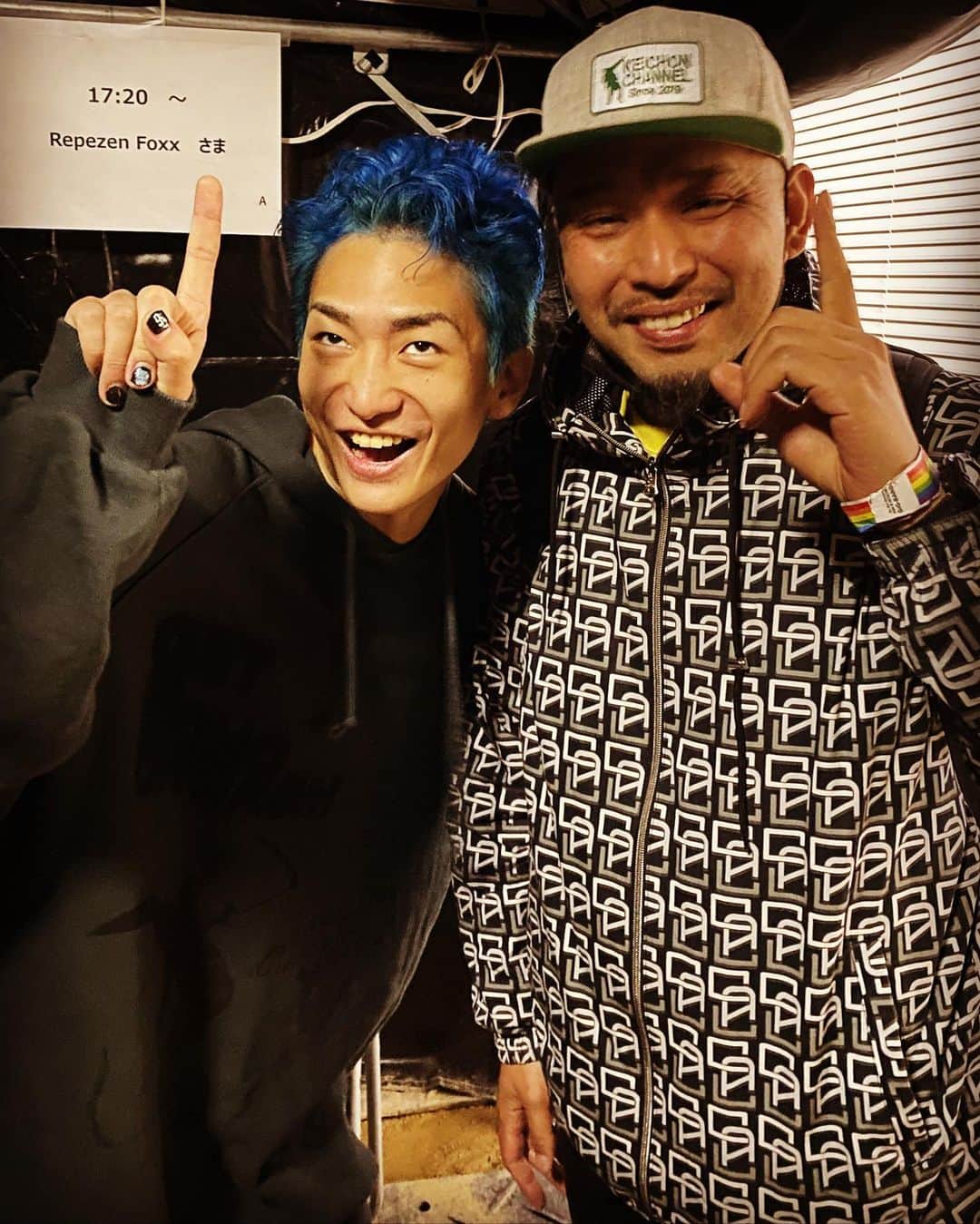 大江健次さんのインスタグラム写真 - (大江健次Instagram)「DJ社長＝めっちゃ大好き  未来を大声で叫ぶ男、憧れる。 人前に出るって事は叫ぶ事だと思ってます。 僕はそれが出来ないままここまで来てしまったので なんか彼を見てると、気持ちがスカッとなるんです。  中学生の頃、プロレスラーの大仁田厚がめっちゃ好きで 血だらけで傷だらけで両膝ボロボロでボロ負けして、 それでもリングの真ん中で叫んでて、 ニヤニヤ笑いながら大仁田〜！って言ってるファンもいれば 本気で声枯らして涙流してるファンもいた🔥 結局真ん中に『好き』がある光景でした。  あの時代はSNSとかコメント欄とか、 一般の方が文章を投稿するカルチャーがなかったから リングの真ん中で叫んでる大仁田だけに心奪われて、 一緒に見に行った友達と帰り道【男樹Tシャツ】着て ゲラゲラ笑いながらも凄かったなーって 次の日もワクワクしてたのを覚えてます🔥  文章とは長い短い関係なく、時間を止めて、立ち止まって書くものだと僕は思ってます。昨今良くも悪くも市民権を得てしまった『投稿』はかつての純粋さを失い、営利か鋭利が際立つ歯止めの効かない時代になってしまった🥺  賛否とは真っ二つに割れる事なはずなのに、 賛に対しての否 否に対しての賛 もはや否じゃなくて批や非🔥 それに触ったら火が付き人が群がり炎になる、、  否っちゃってる(ぴっちゃってる)人が仲間にいたら止めたいし 否られちゃって疲れちゃってる人がいたら助けてあげたい❤️‍🩹 ほとんどの人が関係なく生きてるからこそ 自分の周りは大事にしたいですよね👊  そんな叫びずらい昨今でも、 叫ぶ人はやはり輝いて見えます。 ※DJ社長＝大仁田厚って話じゃないですからね🙏  先日、撮影で福岡に行ったんですが、 たまたまの【福岡事変-極-】の配信日で 嬉しそうに動画を見る福岡の仲間達を見て なんか胸が熱くなりました🔥  楽曲も、それぞれメンバーのラップも、映像のセンスも、 毎回ビビるくらい素晴らしいし、めっちゃ好きなんです🔥  レイ君の言ってた、 『掘ればもっと好きになる』は核心的な言葉です🔥  そのNOBOSEチャンネル DJ銀太君とチバニャン君の動画。 今回あたくしが編集しました🔥 レイ君からいきなりギガファイルで送られてきて😆 短い動画なのでみんなも見てください🙏  DJ社長にテロップ入れた時、、 めっちゃテンション上がったわ⤴️  #こりゃめでてーな #mckj #レペゼン地球 #RepezenFoxx  #DJ社長 #DJ銀太 #天才チバニャン #NOBOSE #福岡 #事変 #極 #仲間とは #宝 #ヒェ🔥」9月2日 12時00分 - mckj_hagestagram