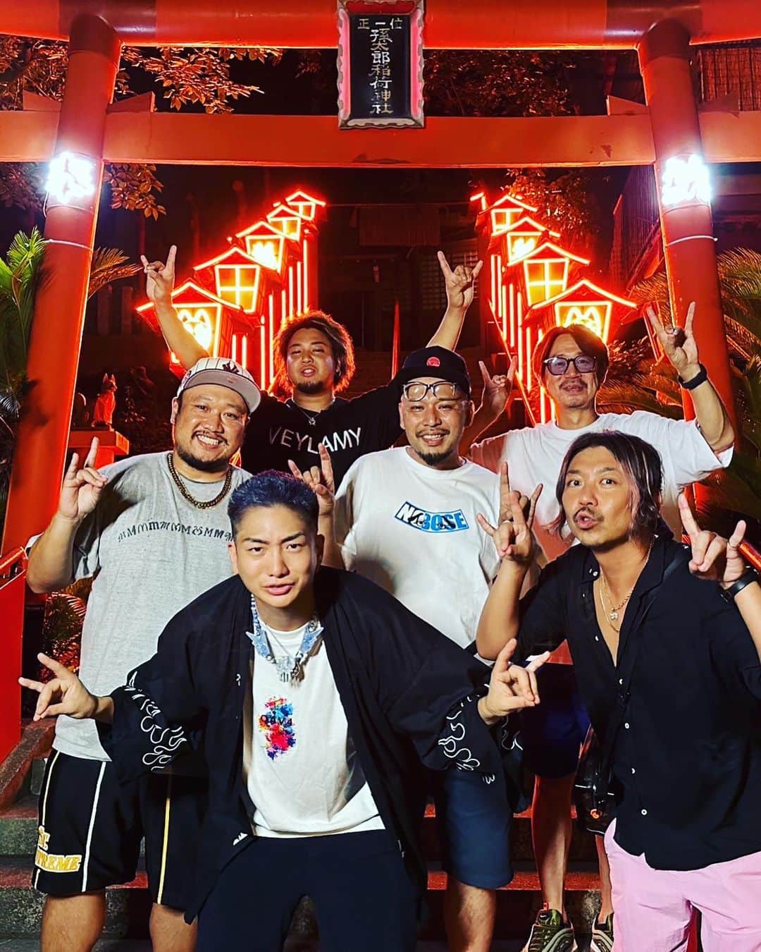 大江健次さんのインスタグラム写真 - (大江健次Instagram)「DJ社長＝めっちゃ大好き  未来を大声で叫ぶ男、憧れる。 人前に出るって事は叫ぶ事だと思ってます。 僕はそれが出来ないままここまで来てしまったので なんか彼を見てると、気持ちがスカッとなるんです。  中学生の頃、プロレスラーの大仁田厚がめっちゃ好きで 血だらけで傷だらけで両膝ボロボロでボロ負けして、 それでもリングの真ん中で叫んでて、 ニヤニヤ笑いながら大仁田〜！って言ってるファンもいれば 本気で声枯らして涙流してるファンもいた🔥 結局真ん中に『好き』がある光景でした。  あの時代はSNSとかコメント欄とか、 一般の方が文章を投稿するカルチャーがなかったから リングの真ん中で叫んでる大仁田だけに心奪われて、 一緒に見に行った友達と帰り道【男樹Tシャツ】着て ゲラゲラ笑いながらも凄かったなーって 次の日もワクワクしてたのを覚えてます🔥  文章とは長い短い関係なく、時間を止めて、立ち止まって書くものだと僕は思ってます。昨今良くも悪くも市民権を得てしまった『投稿』はかつての純粋さを失い、営利か鋭利が際立つ歯止めの効かない時代になってしまった🥺  賛否とは真っ二つに割れる事なはずなのに、 賛に対しての否 否に対しての賛 もはや否じゃなくて批や非🔥 それに触ったら火が付き人が群がり炎になる、、  否っちゃってる(ぴっちゃってる)人が仲間にいたら止めたいし 否られちゃって疲れちゃってる人がいたら助けてあげたい❤️‍🩹 ほとんどの人が関係なく生きてるからこそ 自分の周りは大事にしたいですよね👊  そんな叫びずらい昨今でも、 叫ぶ人はやはり輝いて見えます。 ※DJ社長＝大仁田厚って話じゃないですからね🙏  先日、撮影で福岡に行ったんですが、 たまたまの【福岡事変-極-】の配信日で 嬉しそうに動画を見る福岡の仲間達を見て なんか胸が熱くなりました🔥  楽曲も、それぞれメンバーのラップも、映像のセンスも、 毎回ビビるくらい素晴らしいし、めっちゃ好きなんです🔥  レイ君の言ってた、 『掘ればもっと好きになる』は核心的な言葉です🔥  そのNOBOSEチャンネル DJ銀太君とチバニャン君の動画。 今回あたくしが編集しました🔥 レイ君からいきなりギガファイルで送られてきて😆 短い動画なのでみんなも見てください🙏  DJ社長にテロップ入れた時、、 めっちゃテンション上がったわ⤴️  #こりゃめでてーな #mckj #レペゼン地球 #RepezenFoxx  #DJ社長 #DJ銀太 #天才チバニャン #NOBOSE #福岡 #事変 #極 #仲間とは #宝 #ヒェ🔥」9月2日 12時00分 - mckj_hagestagram