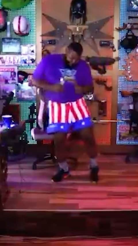 T-ペインのインスタグラム：「Happy birthday @bigcheese 🎉🧀 Keep twirling them knees 😂😂😂 #nappyboygaming」