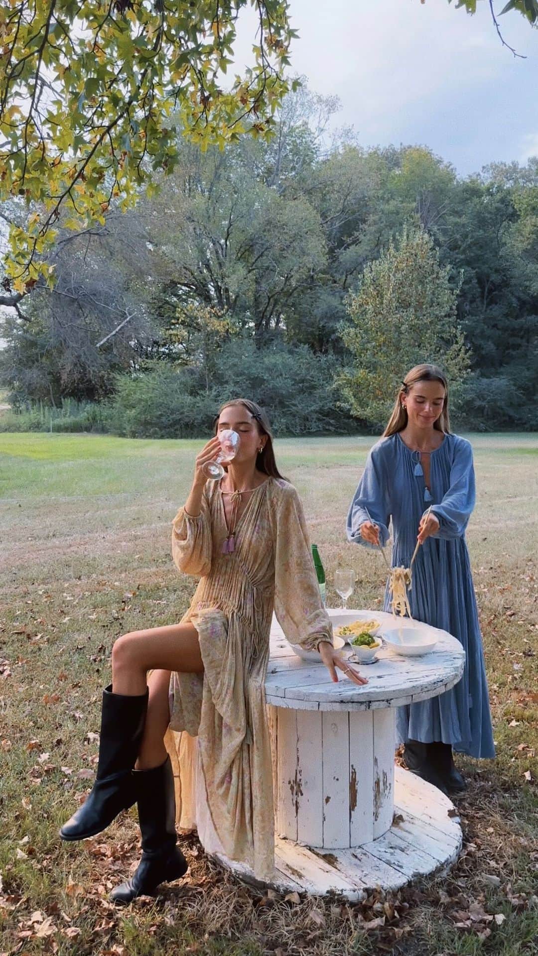 SPELLのインスタグラム：「As seasons change… 🌿 evenings spent like this with @tess_and_sarah in our Belladonna Gown’s ~ which colour will you be adding to cart? 🤍」