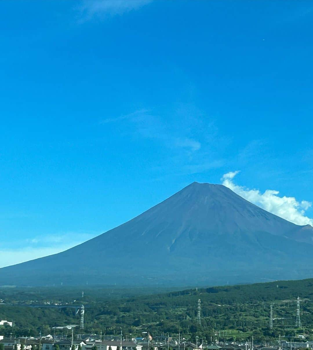 佐々木貞江のインスタグラム：「September 2nd  とっても美しい青空と富士山 思わず深ーい深呼吸しました  目の前の美しさを見逃さない様な生き方をしないとだね私！  スマホ見ながら下をむかずに。  #あ　今下向いて投函してるし #美しいものはシェア #美しい青空 #富士山 #美しい国　#japan #後半戦も楽しもう」