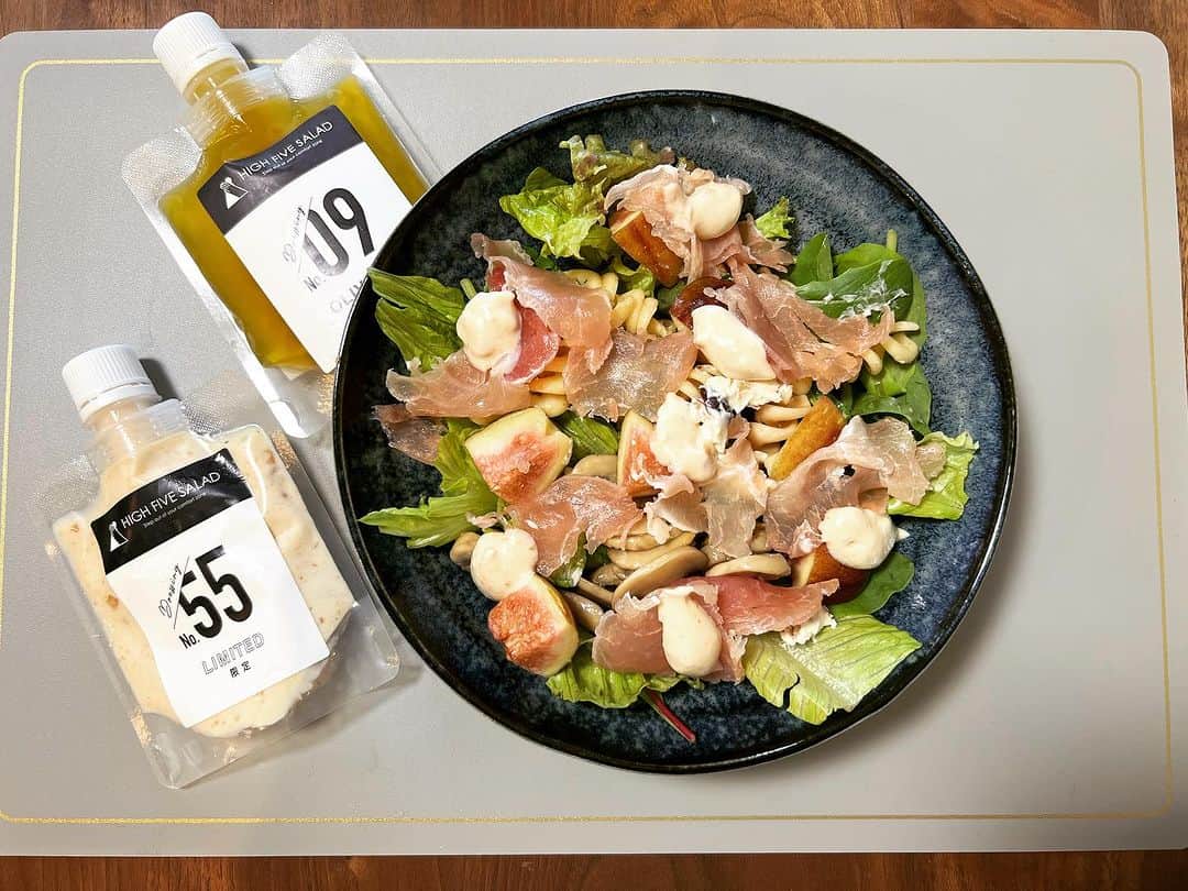 田中理恵のインスタグラム：「おはようございます☀ 今日も一日ファイトです！ 朝からサラダ🥗 体の中から綺麗になろっ🩷🤍  #おいしい健康わかやま #tasty_healthy_wakayama #なんて素敵な和歌山なんでしょう  #wakayama #和歌山県 #highfivesalad」