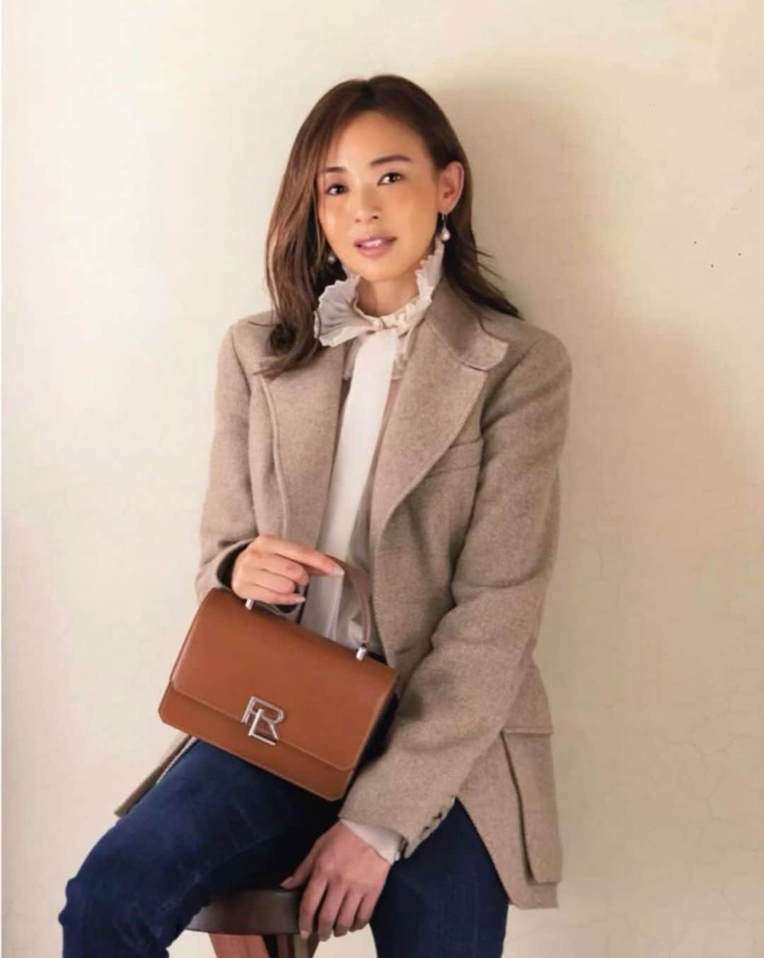 SHIHOさんのインスタグラム写真 - (SHIHOInstagram)「@ralphlauren × @eclat.magazine   #ralphlauren #eclat #fashion #magazine #bag #RL888 #エクラ #ラルフローレン #新コレクション #バッグ #thankyou #photo @ballpark.inc  #stylist @stylist_murayama_kayoko  #hair @daimichishita  #make @sadaebam  #editer @asamit1201」9月2日 8時56分 - shiho_style