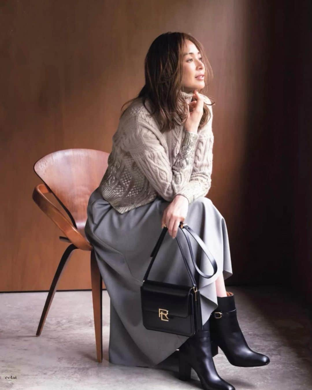 SHIHOさんのインスタグラム写真 - (SHIHOInstagram)「@ralphlauren × @eclat.magazine   #ralphlauren #eclat #fashion #magazine #bag #RL888 #エクラ #ラルフローレン #新コレクション #バッグ #thankyou #photo @ballpark.inc  #stylist @stylist_murayama_kayoko  #hair @daimichishita  #make @sadaebam  #editer @asamit1201」9月2日 8時56分 - shiho_style