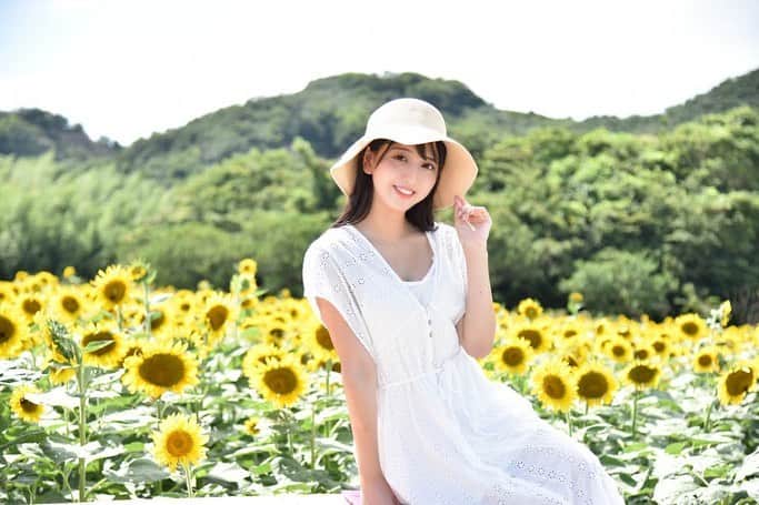 のインスタグラム：「9月ですね🫶  まだまだ夏気分だけど、だんだん秋がやってくるね🍂  ひまわり畑の写真載せてから、韓国の方のフォロワーさんが増えたのですが なんでだろう？？嬉しいね🥰  ひまわり畑ロケーション最高だったなぁ🌻  #ポートレート #ポートレート撮影　 #Modulo64 #ModuloNakajimaRacimmg #Modulo #SUPERGT #レースクイーン#raceqeen #Moduloスマイル  #좋아요 #셀카 #팔로우 #얼스타그램　#일본 #귀여워 #카메라  #攝影 #旅遊攝影 #拍攝 #寫真 #攝影日記 #人像攝影 #japanesegirl #asiangirls #撮影会モデル #撮影会 #ひまわり畑 #夏コーデ #白ワンピ」