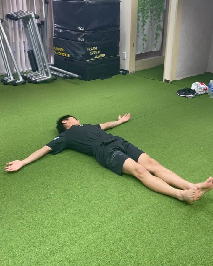 丸野 一樹のインスタグラム：「training🔥 ①バックロール ②バックロールから後転 ③フロントロール ④サイドロール ⑤骨盤と体幹の連動性  ①〜④グラウンドムーブメント、脱力した状態での体幹と身体操作、重心把握、背骨の柔軟性 身体をしなやかに  #トレーニング #身体操作 #身体操作トレーニング #yagisportsgym  #マルトレ #ボートレース #ボートレーサー #丸野一樹」