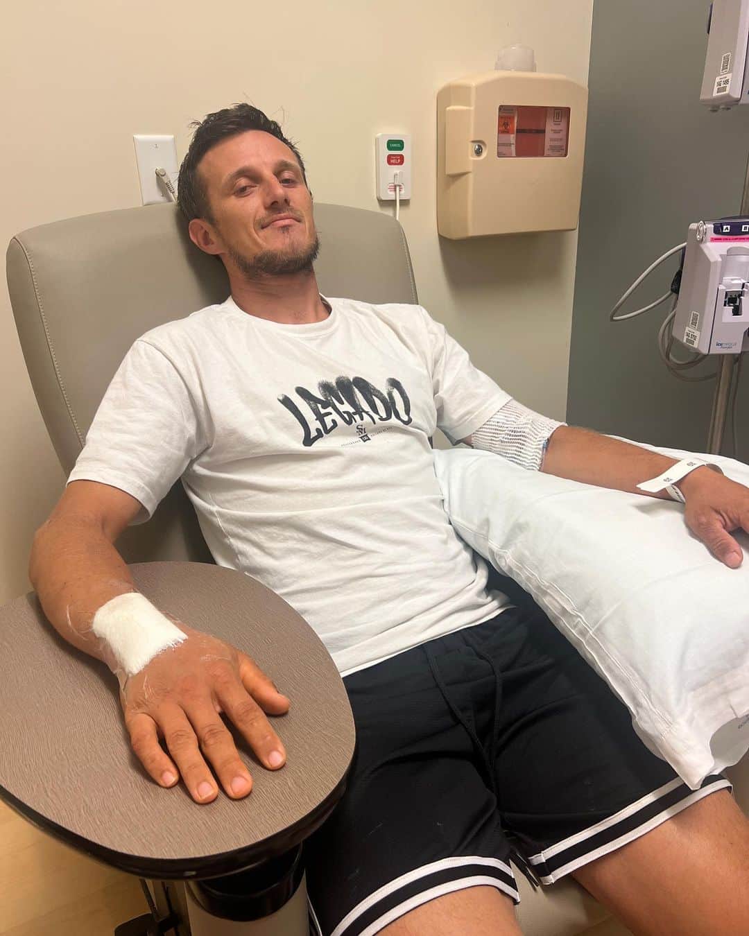 カルロス・リベイロのインスタグラム：「Just wanted to let you all know the reason I’ve been off the grid lately.   I had an infection that hit my bloodstream about 2 weeks ago. This infection grew on my left ankle and right wrist. We went straight to the hospital and the doctors were able to figure it out quick and start the antibiotics right away. The name of the bacteria found is Streptococcus Pyogenes. I had to get an IND surgery on both joints to clean it all out.   Now I’m all good, I’m at my house recovering very well, thank God. I’m feeling better everyday and soon I’ll be back on the board. I’ll be posting updates on my stories so you can see the progress.    Salve família, passando pra explicar o porque do submisso ultimamente.  Há duas semanas atrás eu tive uma infecção que acabou entrando na minha corrente sanguínea e se instalou no meu tornozelo esquerdo e no meu pulso direito, fui direto pro hospital e lá os doutores conseguiram descobrir rápido e começaram a tratar com antibiótico. O nome da bactéria encontrada é Streptococcus Pyogenes. Eu passei por uma cirurgia de limpeza das articulações. Agora estou super bem e já estou em casa me recuperando muito bem graças a Deus. Logo estarei em cima do skate denovo.   Vou postando updates nos meus stories pra vc acompanharem a recuperação.」