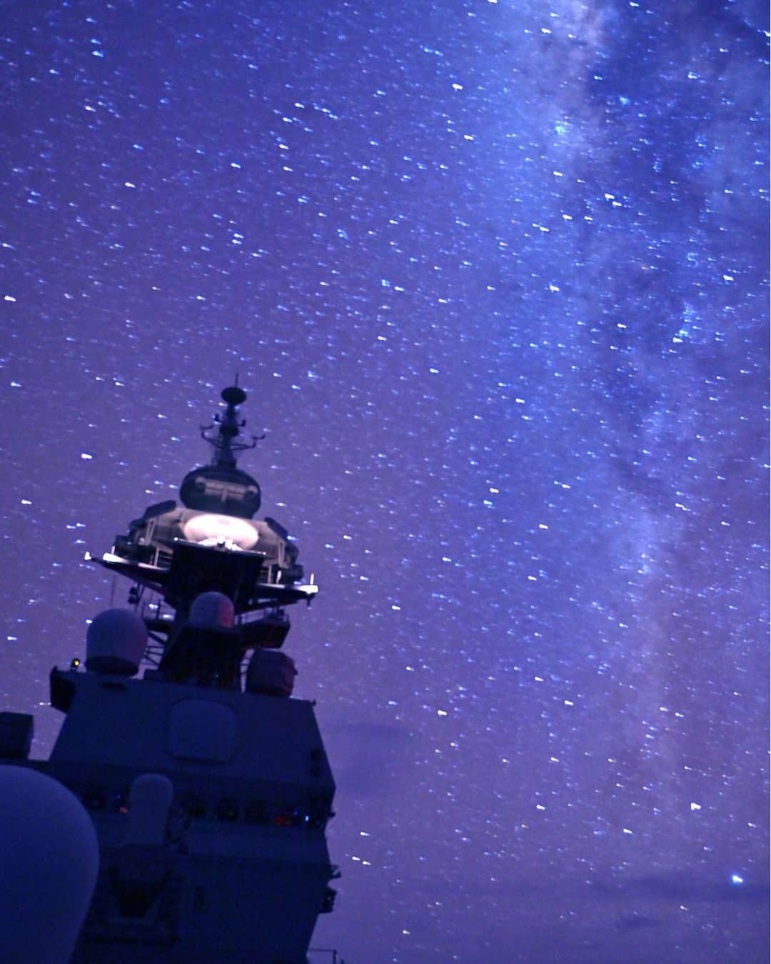 海上自衛隊さんのインスタグラム写真 - (海上自衛隊Instagram)「とある海の上⚓満天の星空  #ファインダー越しの世界 #いずも #星空 #広い甲板 #満天」9月2日 9時00分 - jmsdf_pr