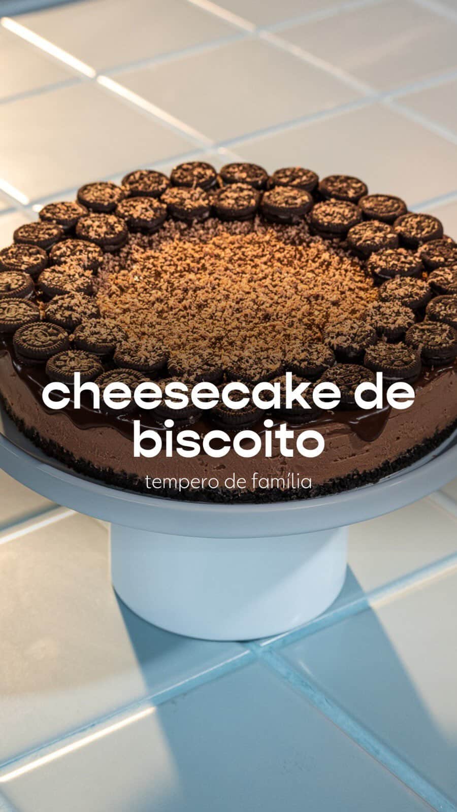 のインスタグラム：「RODRIGO HILBERT (@rodrigohilbert) e JULIETTE (@juliette) preparam um CHEESECAKE DE BISCOITO RECHEADO | Tempero de Família, HOJE, às 21h30! ✨  INGREDIETES: 4 pacotes de biscoito de chocolate (sem recheio) 2 colheres de sopa de manteiga 700g de cream cheese 700g de chocolate ao leite 10 pacotes de mini biscoito de chocolate 150g de chocolate ao leite 200ml de creme de leite 50g de chocolate em barra (para decorar)  MODO DE PREPARO: Triture o biscoito com a manteiga até formar uma farofa grossa. Em uma forma redonda de fundo falso (25 cm). Forre papel manteiga. Espalhe a farofa no fundo da forma, pressionado bem até formar uma base lisa e compacta. Leve para assar em forno médio (160°C) por 10 min. Após esse tempo retire do forno e reserve na geladeira. Derreta o chocolate em banho maria. Misture o cream cheese ao chocolate com a ajuda da batedeira. Acrescente a metade dos minis biscoito nesse creme de chocolate e reserve a outra metade para decorar a torta. Misture suavemente sem quebrar os biscoitos. Disponha esse creme dentro da forma com a massa que foi assada. Espalhe bem e alise com uma espátula e leve à geladeira por 2 horas. Em banho maria derreta o chocolate e o creme de leite até que forme uma ganache. Com a torta já firme e gelada retire-a da forma e decore com a ganache de chocolate e o restante dos minis biscoitos. Finalize com raspas de chocolate. Leve à torta para geladeira novamente por mais 1 hora. Sirva em seguida.  #cheesecakedebiscoitorecheado #rodrigohilbert #juliette #temperodefamílianognt #receitas」