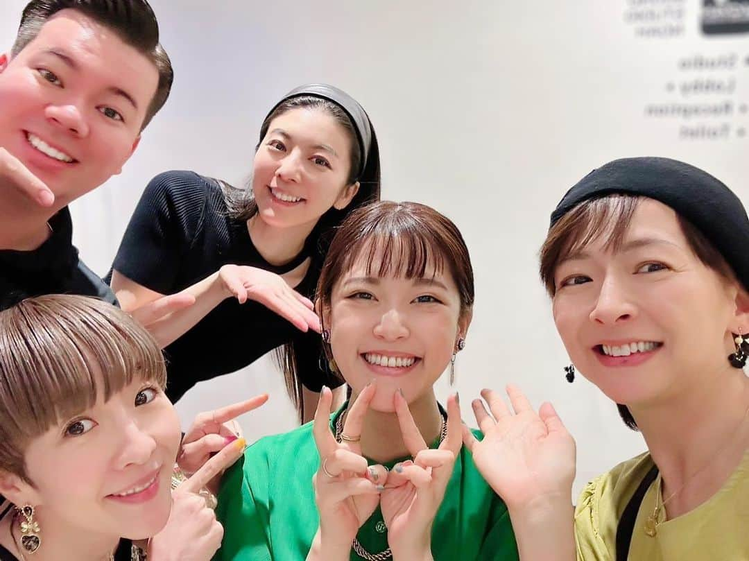 小此木まりのインスタグラム：「💒  昨日は、角松敏生さん  MILAD2  バックボーカルリハーサルでした🎙️  ５人の声！ぶ圧い…！  角松さんの音楽を ５人で奏でられる奇跡。 感謝を込めて、 最後まで噛み締めたいとおもいます。  たくさん歌います！ ぜひ！！！  そして…^ ^  みんな大好き北川理恵ちゃんのご結婚も お祝いできました💒  いつも明るく 周りを照らす太陽🌞りこ！  本当に本当におめでとう🥹❤️ 末永くお幸せに…💕  #角松敏生 さん #MILAD2 #バックグラウンドボーカル だよ🎙️ #吉沢梨絵 さん #亜季緒 ちゃん #北川理恵 ちゃん #ユーリック武蔵 くん #小此木麻里  #りこ #結婚 #おめでとう 🩷 #HAPPY ♪ #🎙️」