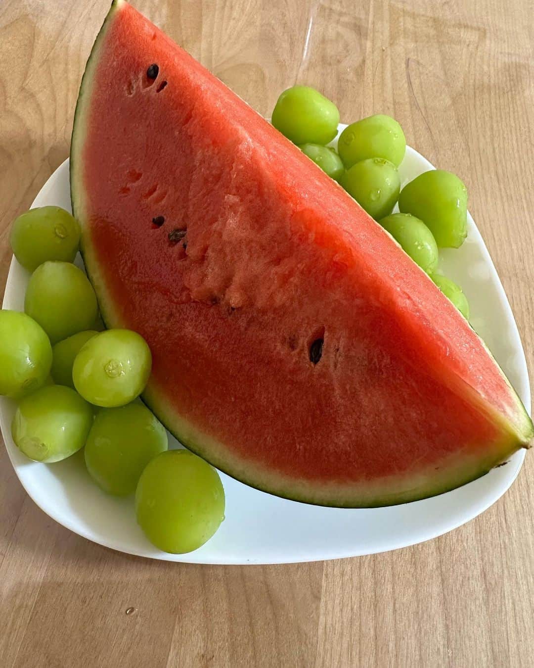 関太のインスタグラム：「朝飯。 長野県　たわらや農園さんからいただいたスイカと 近所の林さんからいただいたシャインマスカット。 昼飯もこれでいい。」