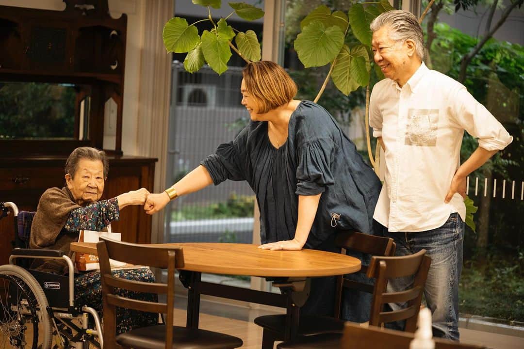 Wakana Babaのインスタグラム：「暮らしのおへそ36号。第二章の"家族をケアするおへそ"で、藤澤緑朗さん陽子さん撮影。試行錯誤の末のいまの形を見せていただきました。自分にとっての最適解はなんだろう。 #wakanababaworks」