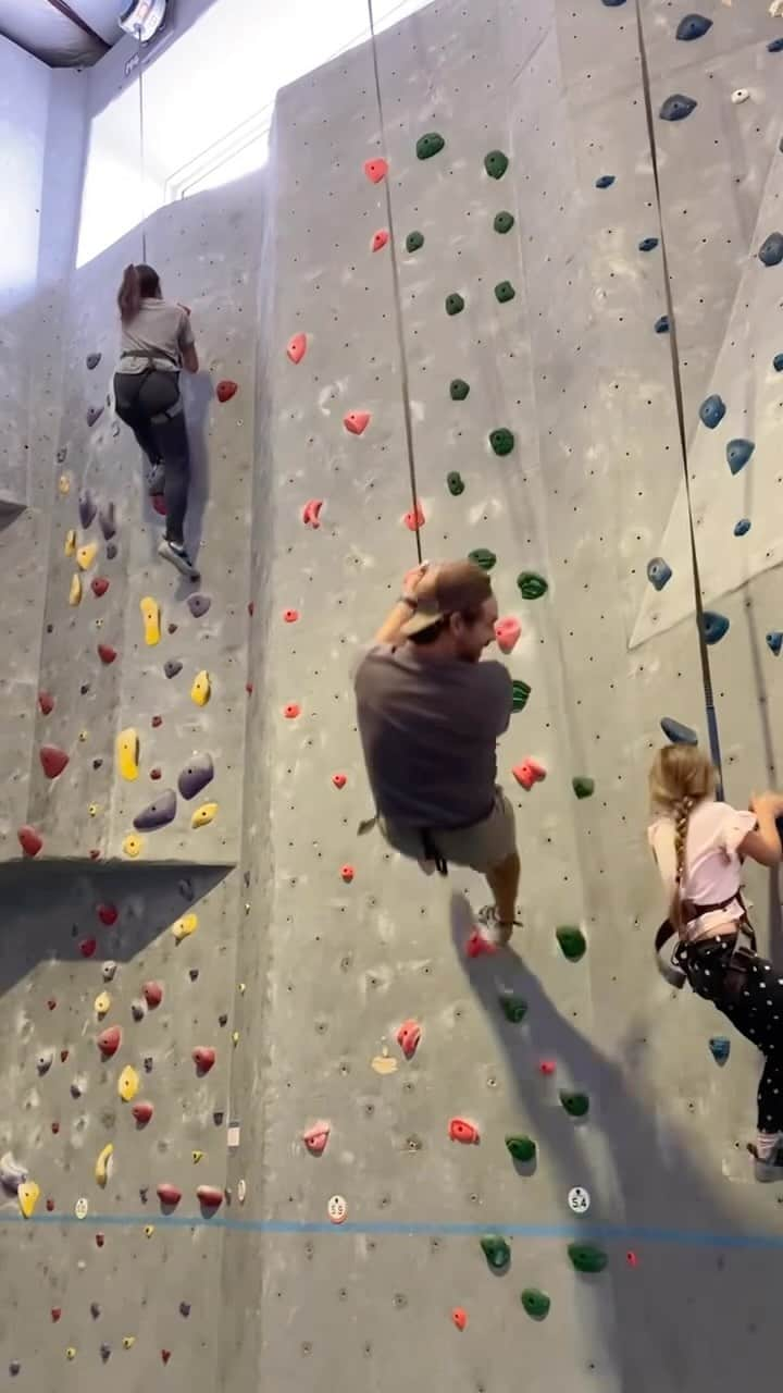 マイケル・レイディのインスタグラム：「Giving mama some extra love as she conquers her fear of heights.  Happy Friday everyone!」