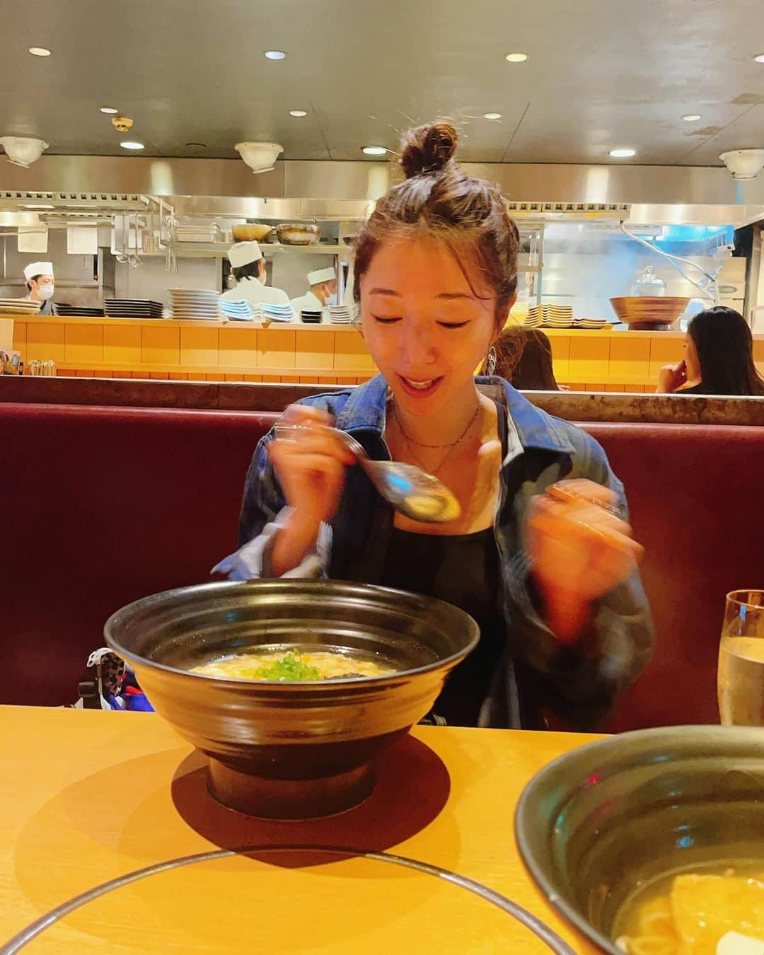 浜崎美保のインスタグラム：「深夜の誘惑🍥🍜  今週もTOKYO FM #スカロケ へお耳の出勤ありがとうございました🥹🚀🎊スペシャルウィークなひもくじもハプニング⁈だらけ🤣  ぜひタイムフリーしてみてくださいね🤭⏳  やしろ本部長、目玉商品全然引いてなくない🤔？  #tokyofm #スカロケ #生放送 #夕方5時 #radio #radiko #スカロケひもくじ  #浜崎美保」